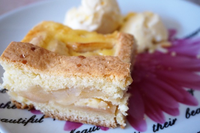 Фото к рецепту: Пирог с яблоками жёлтенький