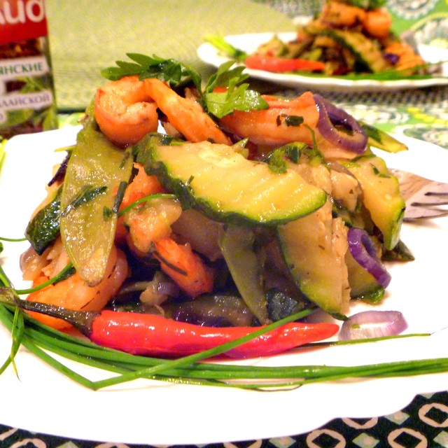 Фото к рецепту: Салат летний, зелёный с креветками