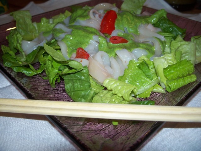 Фото к рецепту: Салат с мариноваными кальмарами и романо с заправкой из васаби