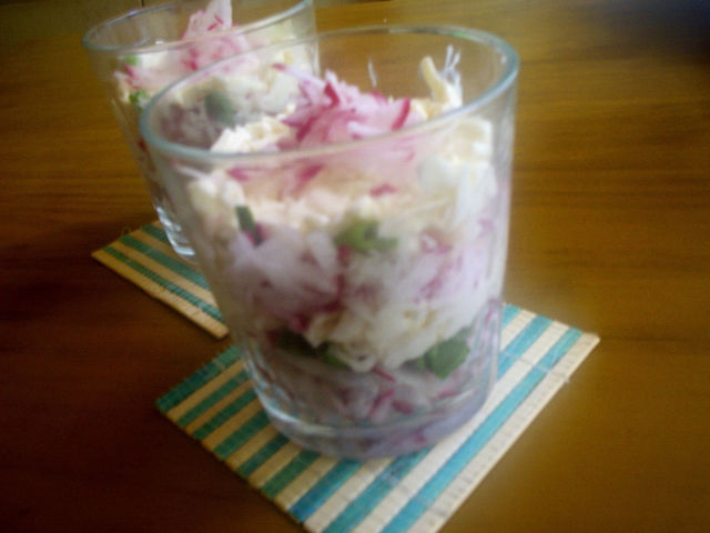 Фото к рецепту: Салат с сыром, редиской и зелёным луком настроение 