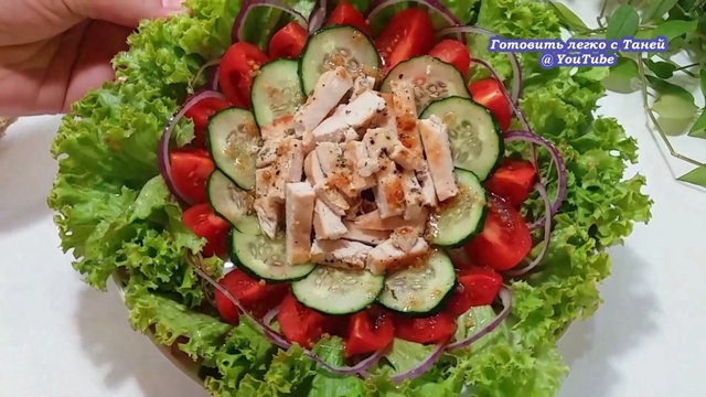 Фото к рецепту: Весенний салат с куриной грудкой и пикантной заправкой