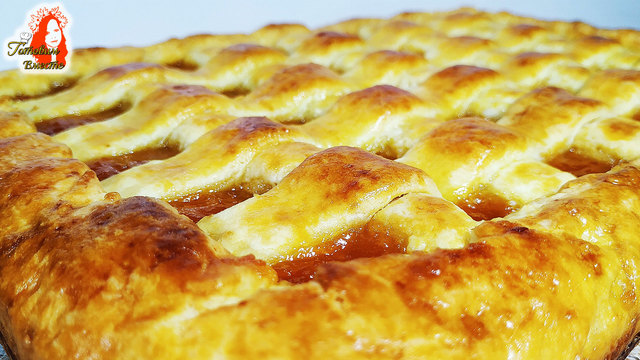 Фото к рецепту: Творожный пирог с начинкой