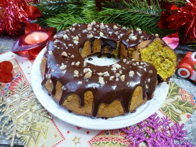 Фото к рецепту: Тыквенный кекс с маком под шоколадной глазурью