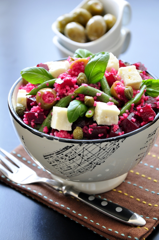 Фото к рецепту: Легкий и полезный салат из кускуса со свеклой, стручковой фасолью, оливками и брынзой