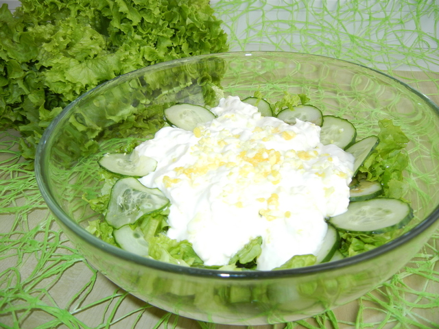 Фото к рецепту: Зелёный салат со сметаной и яйцами (рецепт на русском языке) – фм «иллюстрация»