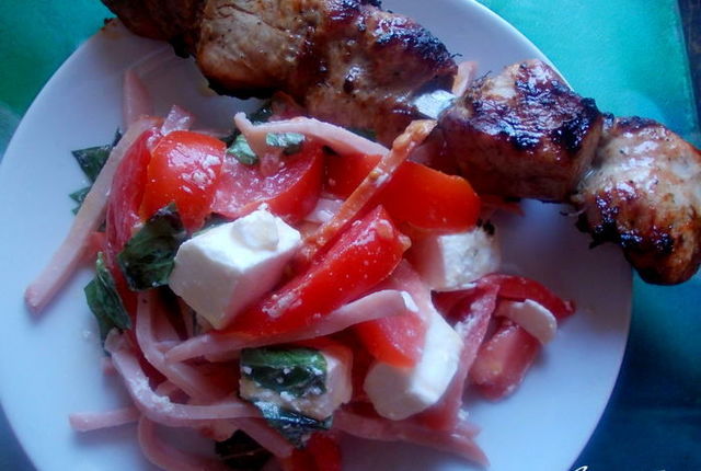 Фото к рецепту: Осетинский салат к шашлыку