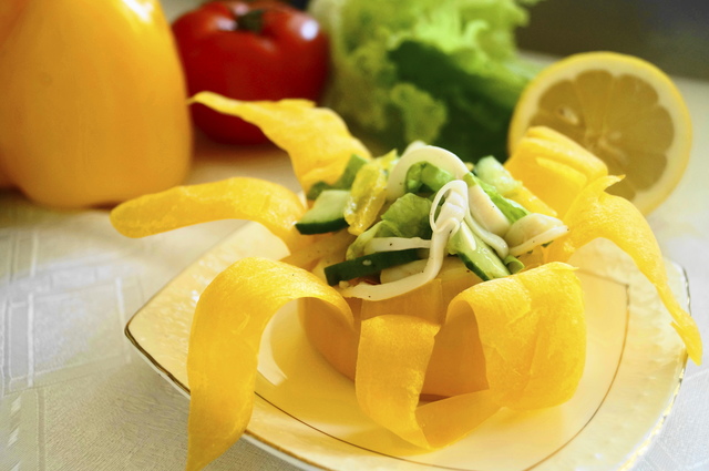 Фото к рецепту: Салат с кальмарами в корзиночках из перца солнечное настроение 
