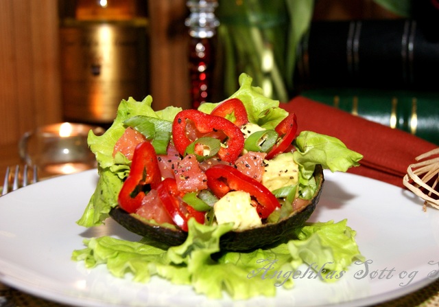 Фото к рецепту: Салат с авокадо и семгой