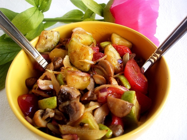Фото к рецепту: Теплый салат из грибов с цуккини и базиликовым маслом. фм « моя иллюстрация к рецепту».