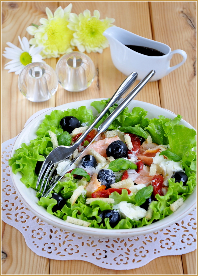 Фото к рецепту: Салат с рикоттой, семгой и маслинами