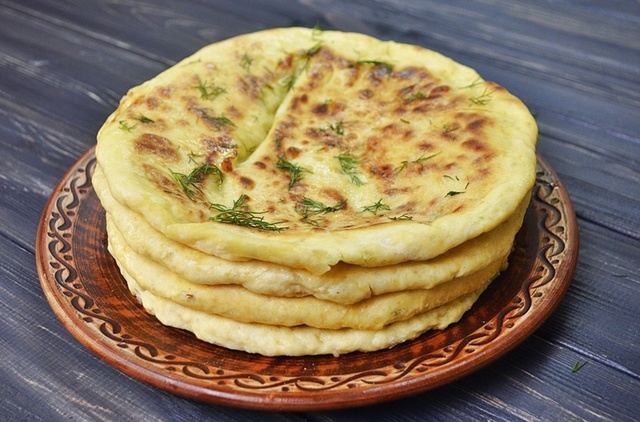 Фото к рецепту: Быстрые хачапури с сыром на кефире и сухой сковороде