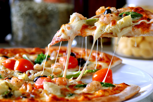 Фото к рецепту: Вкусная домашняя пицца - рецепт настоящего итальянского теста для пиццы