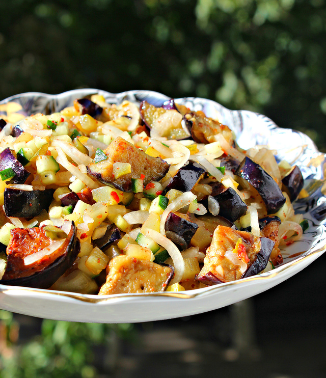 Фото к рецепту: Острый салат из баклажан к мясу, птице, шашлыкам.