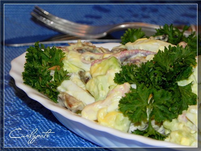 Фото к рецепту: Салат с авокадо, вешенками и осьминогами