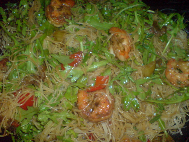 Фото к рецепту: Салат из рисовой лапши,креветок и рукколы