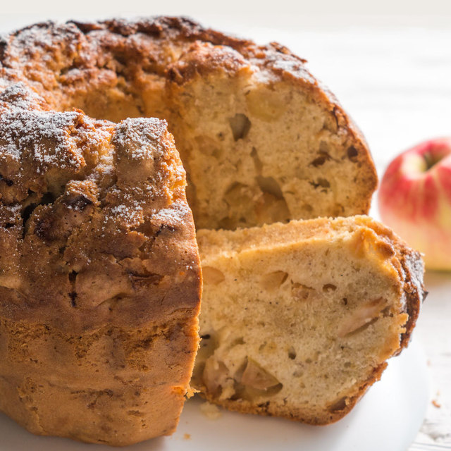 Фото к рецепту: Кекс с яблоками. очень простой, нежный и вкусный яблочный кекс с корицей