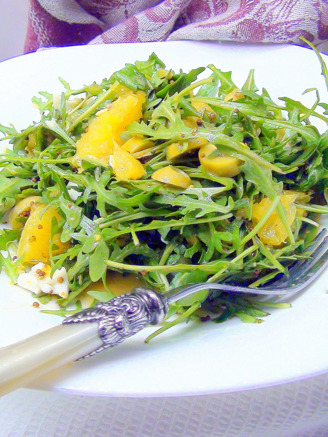 Фото к рецепту: Пикантный салат с рукколой и апельсином.
