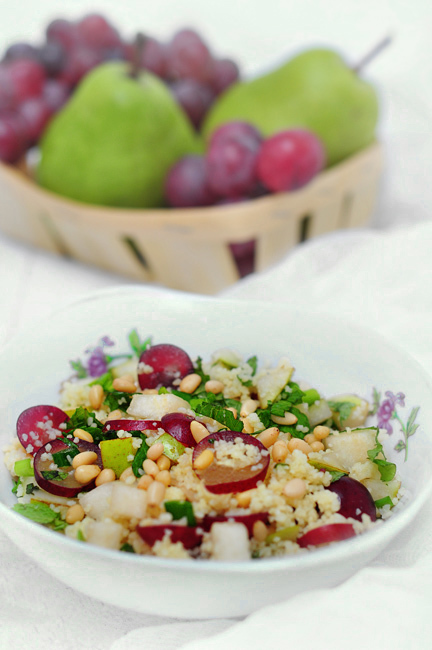 Фото к рецепту: Салат с кускусом, грушами, виноградом, мятой и кедровыми орехами.