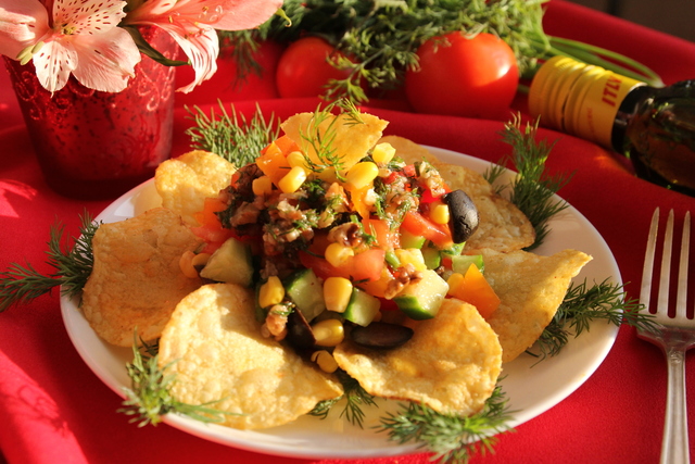 Фото к рецепту: Салат с кукурузой и овощами