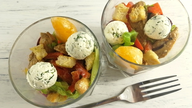 Фото к рецепту: Салат фантазия с курицей, сухариками и сырными шариками