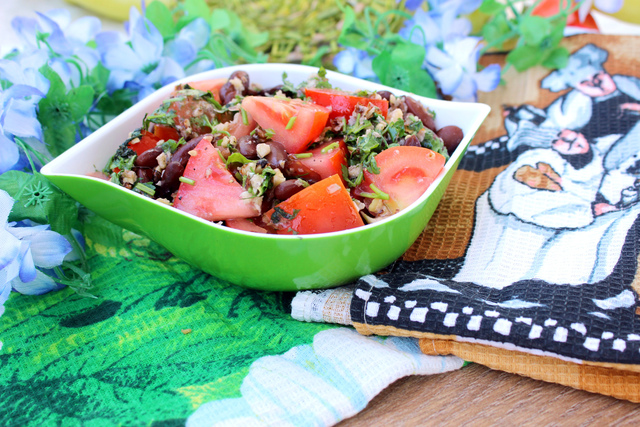Фото к рецепту: Салат с красной фасолью и помидорами