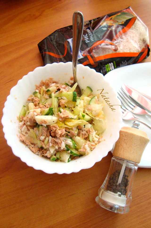 Фото к рецепту: Рисовый салат с тунцом и салатными листьями айсберг 