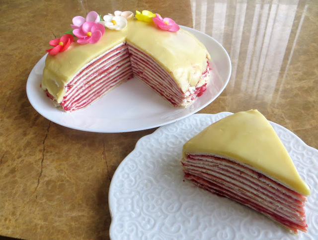 Фото к рецепту: Блинный торт с клубникой и творогом