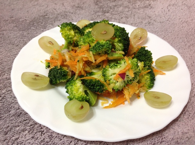 Фото к рецепту: Салат из брокколи и моркови 