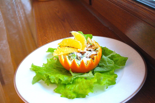 Фото к рецепту: Салат с курицей в апельсине
