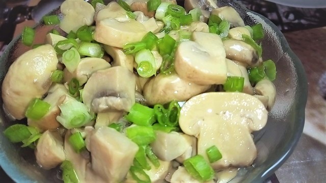 Фото к рецепту: Грибы маринованные за 10 минут. рецепт маринования грибов дома