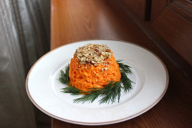 Фото к рецепту: Очень вкусный салат из моркови пикантный за 10 минут!