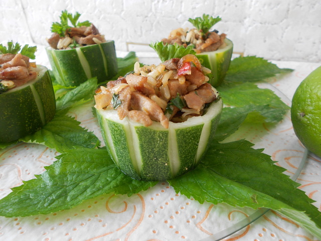 Фото к рецепту: Салат в тайском стиле в огуречных чашечках 