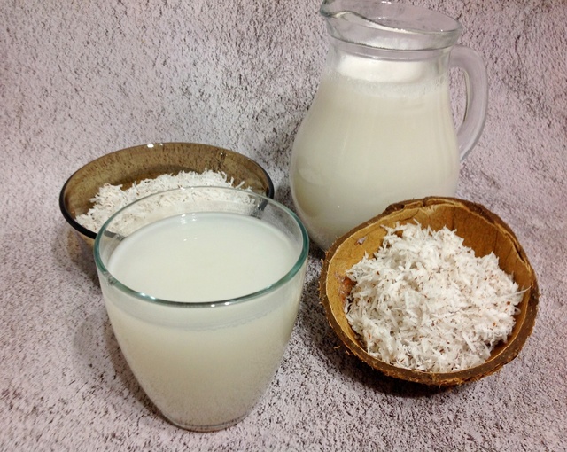 Фото к рецепту: Кокосовое молоко в домашних условиях