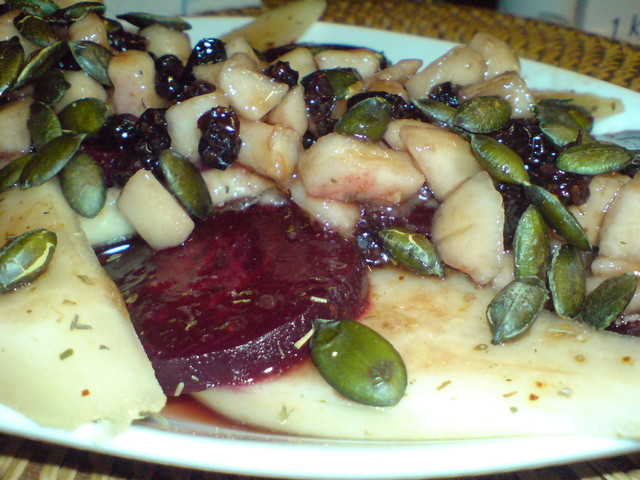 Фото к рецепту: Десертный салат настроение из свёклы и груши