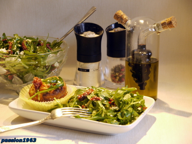 Фото к рецепту: Салат из руколы с фетой и сушеными томатами