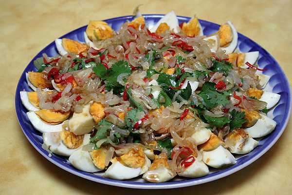 Фото к рецепту: Тайский салат из куриных яиц