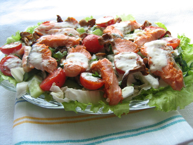 Фото к рецепту: Теплый салат с семгой и лисичками (дуэль)