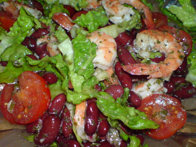Фото к рецепту: Салат из креветок,фасоли и помидорок