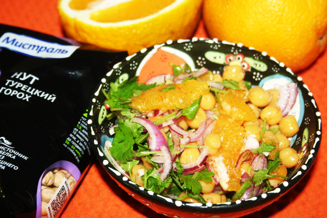 Фото к рецепту: Марокканский острый салат с нутом