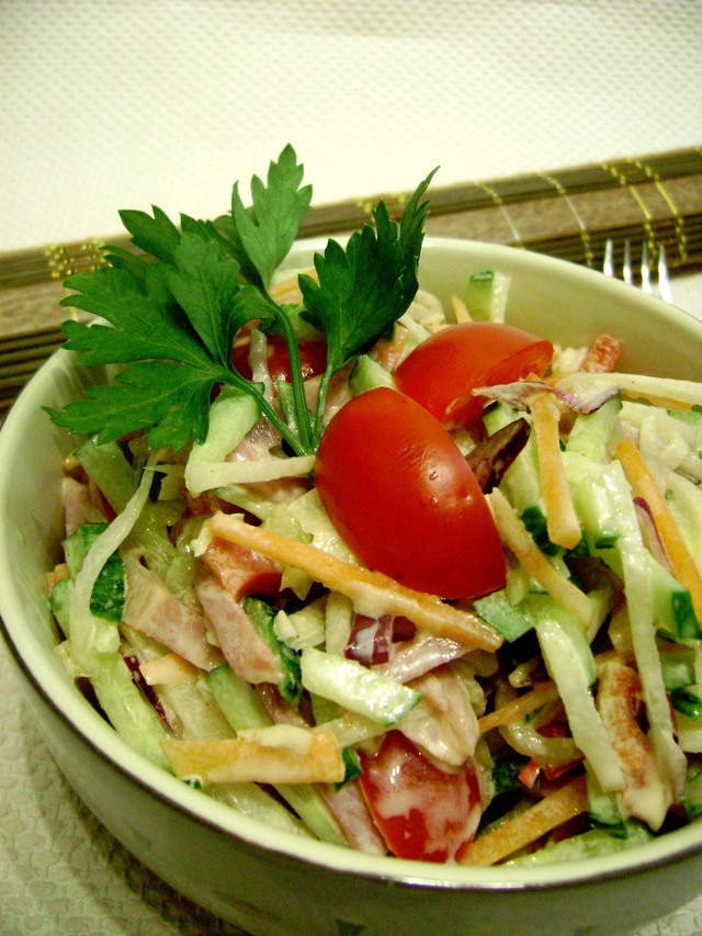 Фото к рецепту: Салат из овощей с ветчиной и сметанной заправкой «и было вкусно».
