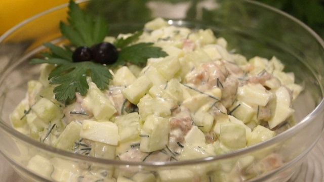 Фото к рецепту: Невероятно вкусный и нежный салат. съедается быстрее, чем готовится! 