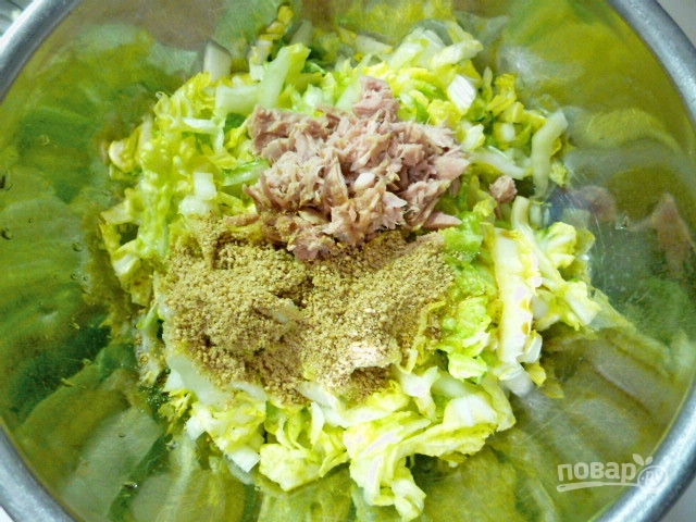 Салат из пекинской капусты с тунцом - фото шаг 5