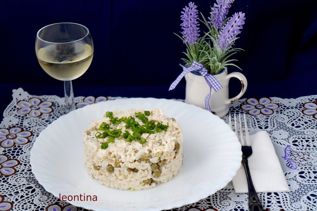 Фото к рецепту: Куриный салат с рисом, сыром и горошком