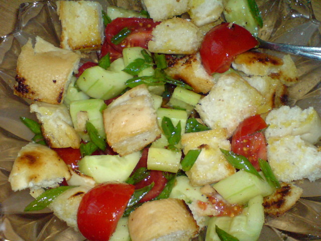 Фото к рецепту: Хлебно-овощной салат