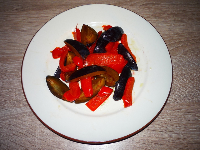 Фото к рецепту: Салат из перца на пару и слив