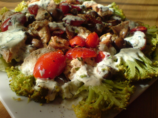 Фото к рецепту: Тёплый салат с лососем и грибами под сырно-сливочным соусом
