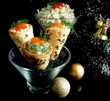 Фото к рецепту: Салат с кальмарами,маринованным луком и яблоком.три варианта подачи