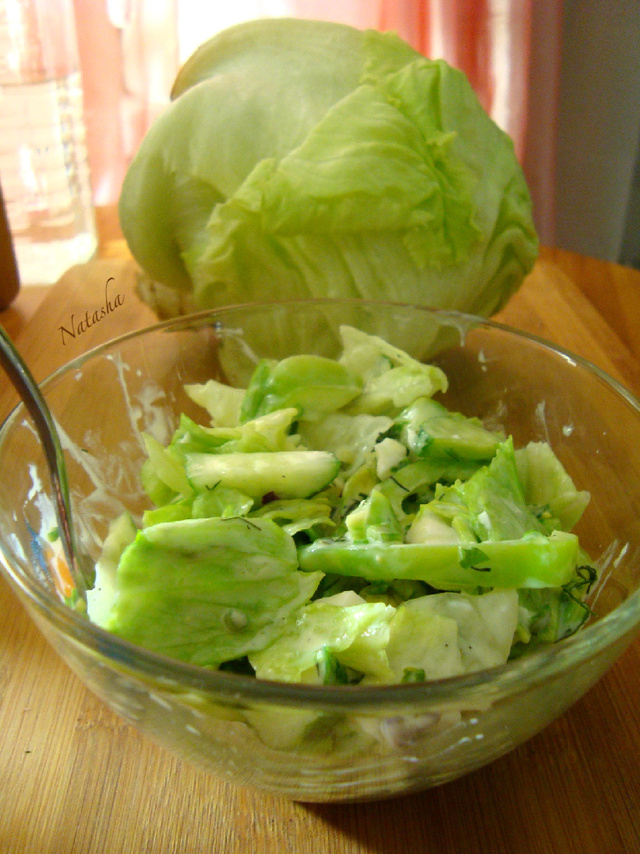 Фото к рецепту: Зелёный салат с« айсбергом»,зелёными овощами,зеленью с йогуртом.