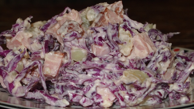 Фото к рецепту: Салат с краснокочанной капустой и карбонадом