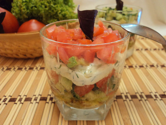 Фото к рецепту: Салат порционный из овощей с кремом из брынзы